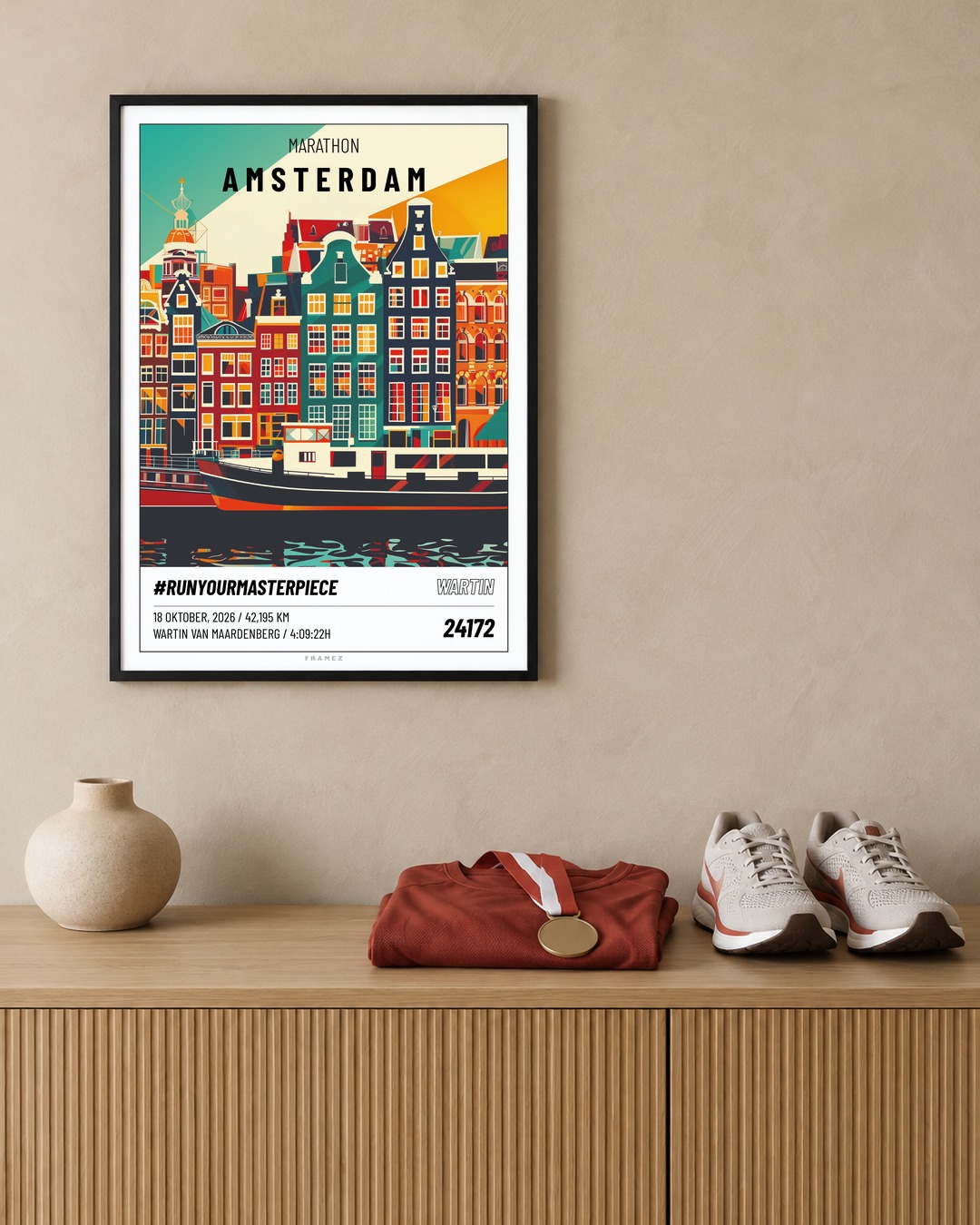Amsterdam Marathon 2026 grafische poster met Amsterdamse grachtenpanden in zwarte lijst